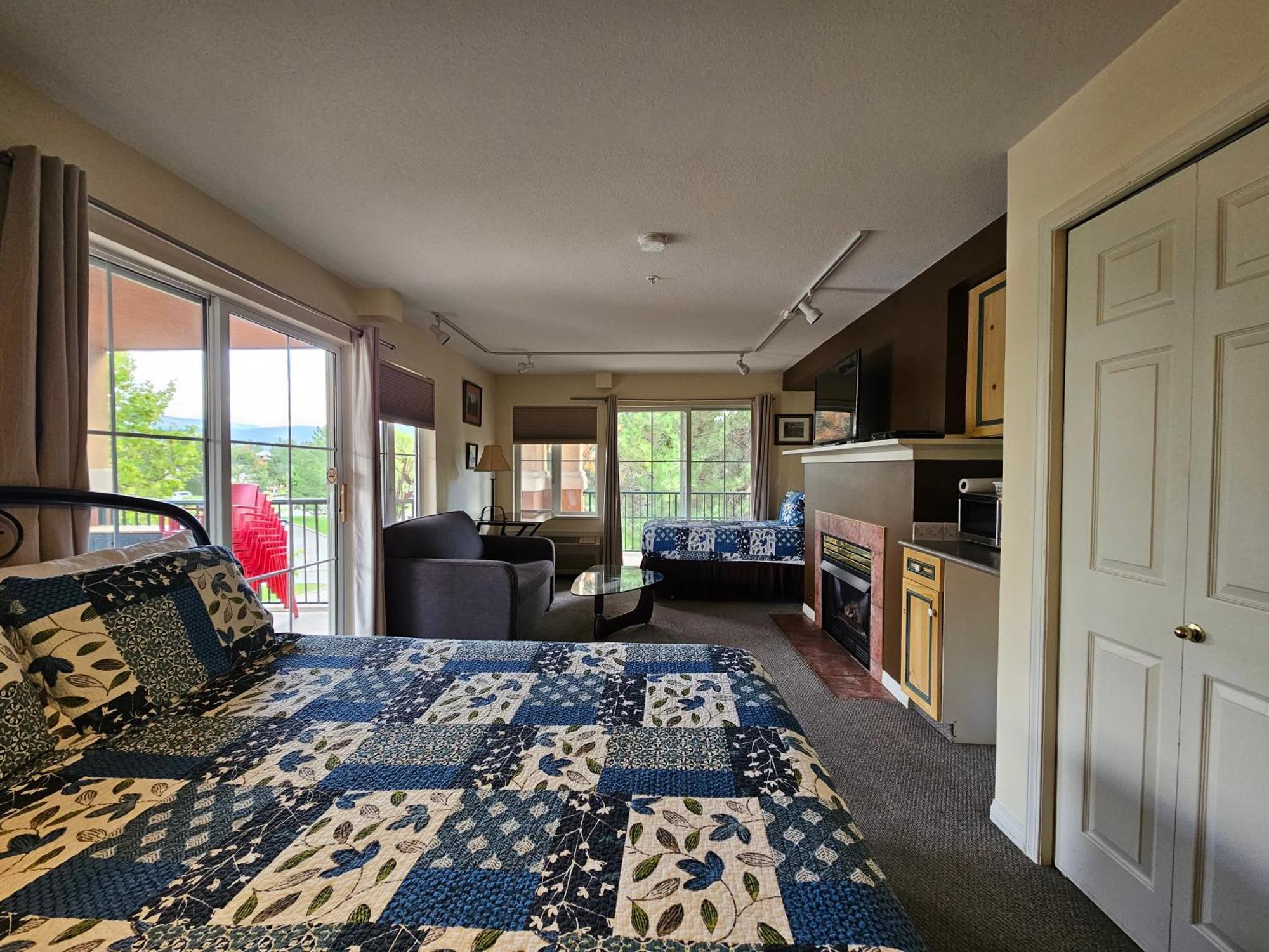 Borgata Lodge Resort Kelowna Luaran gambar